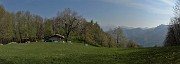 46 Vista panoramica verso la baita  e il roccolo (dietro) di Colle Pradali (850 m)